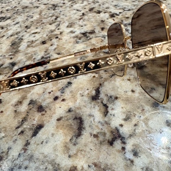 LV Aura Square Sunglasses - Picture 3 of 8